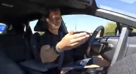 Algunos fabricantes de coches no solo no han abandonado el infumable "piano black", algunos como Toyota han conseguido empeorar aún más su aplicación.