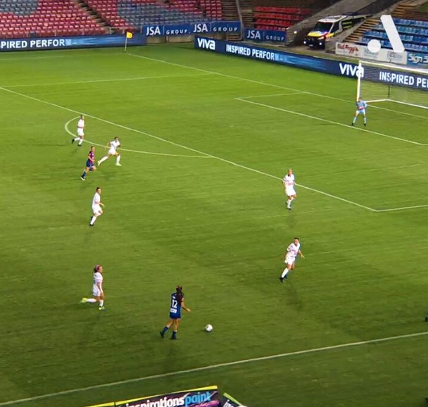 Futbol femenino australiano: delantera cree que ha tirado fatal y se lamenta, pero finalmente la pelota entra en la portería.