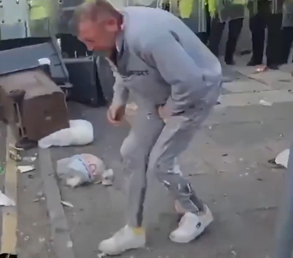 Sus habilidades como bailarín no lograron detener la protesta.