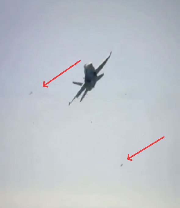 La espectacular maniobra del F18 en el Festival Aéreo de Gijón para esquivar una bandada de gaviotas.