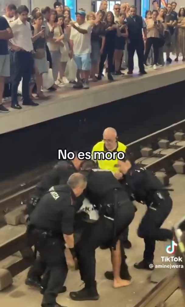 Tangana en el metro de Bilbao: "No es mоrо"