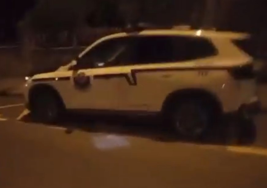 Un sujeto abre un coche de la Ertzaintza, toca la bocina, y se lleva del interior lo que parece una sustancia estupefaciente.