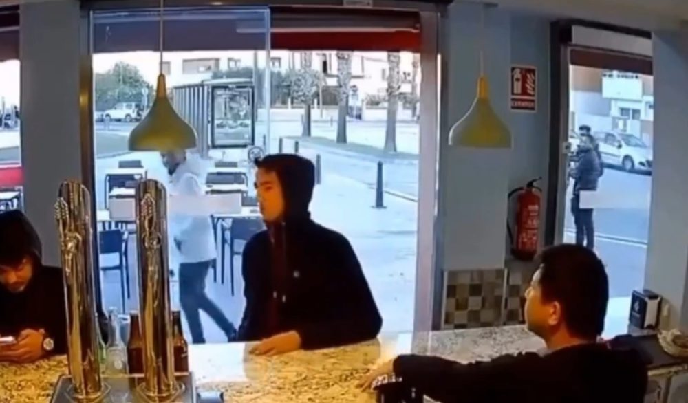 Un marroquí le exige al dueño de un restaurante chino que le ponga una cerveza sin pagar y el dueño del local le dice que primero debe dar el dinero, indicándole que se vaya.