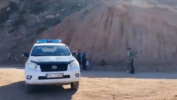 Un ciudadano graba a la Guardia Civil mientras aparentemente 'escolta' a indocumentados que llegan en patera y le pide que "no grabe, porque los altera y se ponen violentos".