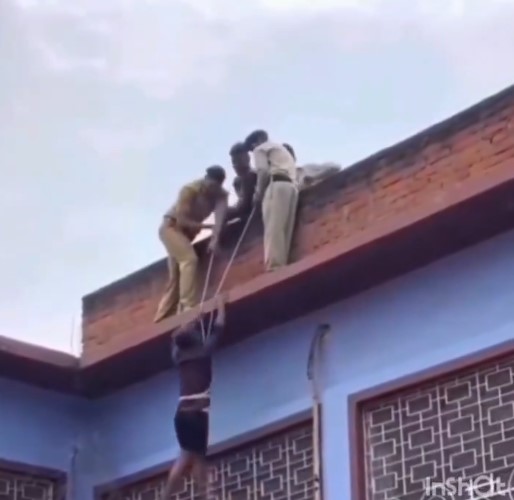 Unos policías rescatan a un hombre que se quería lanzar al vacío y después le dan apoyo psicológico para que no vuelva a intentarlo.