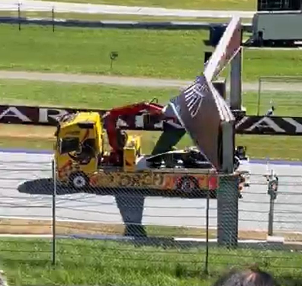 Así se cargó la grúa un banner publicitario gigante en el RedBull Ring.