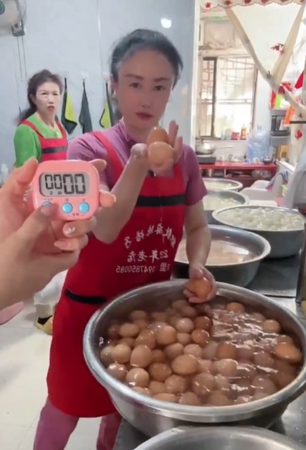 Campeona del mundo de pelar huevos cocidos.