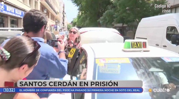 La familia de Santos Cerdán, enfadada con los periodistas: "En vez de estar aquí, lo que tenéis que hacer es ir a la puerta de la Ayuso".