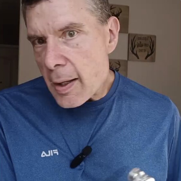 Un tipo con párkinson que sufre disquinesia (movimientos involuntarios por la medicación) descubre por accidente que con audios que suenen a 128Hz su condición mejora como por arte de magia.