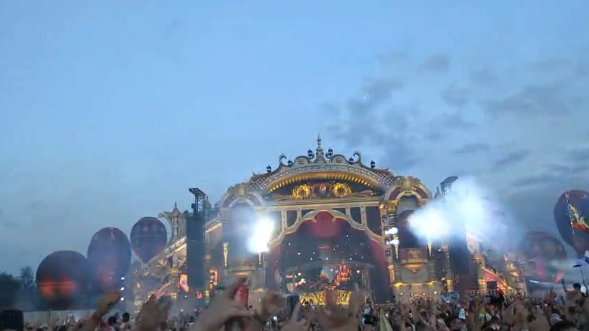 Nuestro corresponsal en Tomorrowland ha avistado a Echenique.
