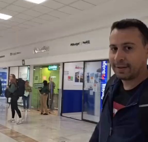 Un viajero descubre que en el aeropuerto de México los carteles en árabe no significan nada.