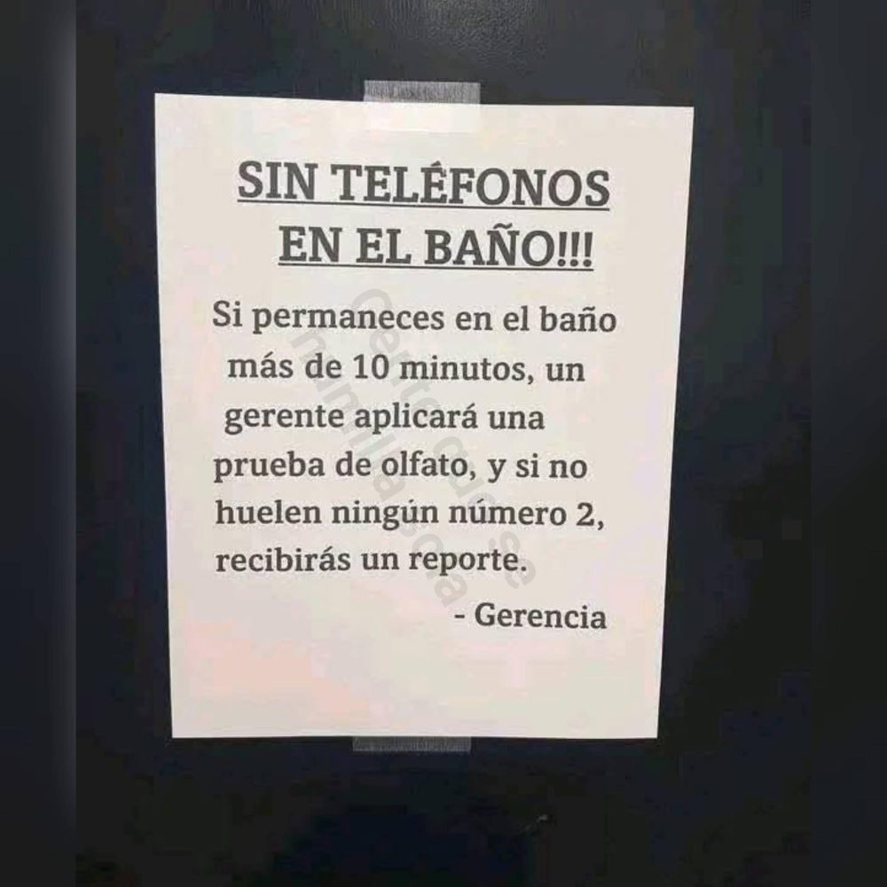 Trabajadores guardando heces en tuppers para poder perder horas laborales con el móvil en el váter.