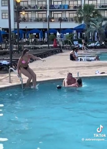 Parece que está complicado saltar al agua a por la pelota.