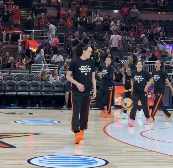 Las jugadoras de la WNBA saltan al campo con una camiseta en la que piden que se les pague lo que se merecen.