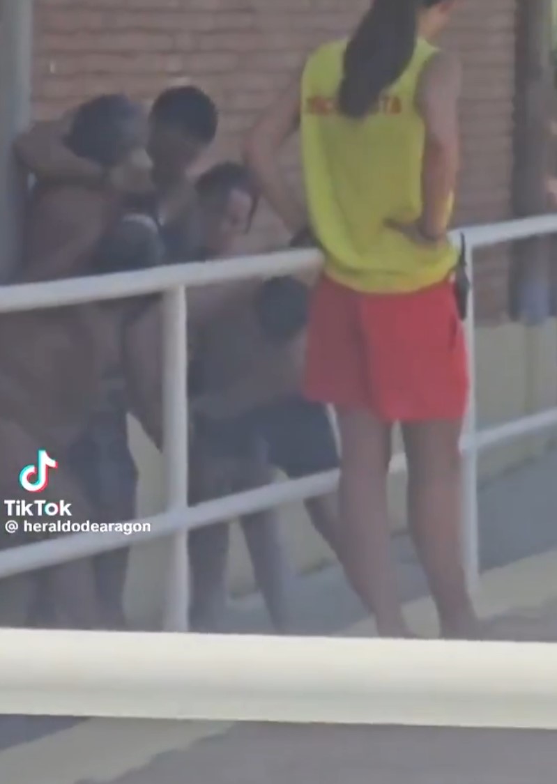 Al menos dos personas han resultado herіdas el jueves al ser atacadas por un hombre armado con un cuchiIIo en las piscinas del Centro Deportivo Municipal Salduba (Zaragoza)