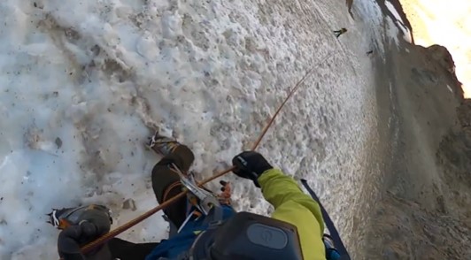 Perú: un escalador estaba subiendo una montaña y de repente vio como dos de sus compañeros caían rebotando contra la pared.