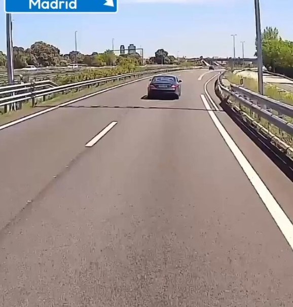 El control de estabilidad salva a un tesla de dos toneladas de perder totalmente el control.