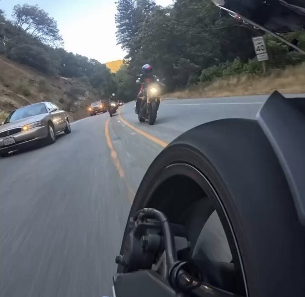 Cuando tienes una moto de carretera pero siempre quisiste hacer motocross.