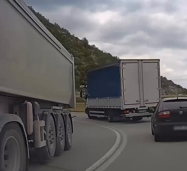 Últimamente estoy viendo más tarados de lo normal en la carretera...