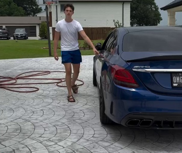 Yo pensando que por fin Dios me ha elegido pero en realidad es un coche eléctrico dando marcha atrás.