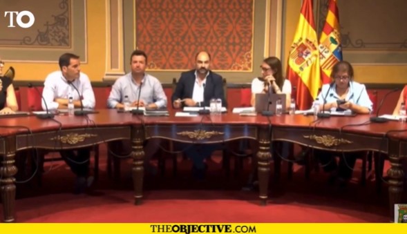 Fernando Torres (PP), alcalde de Barbastro, acusa a Daniel Gracia, portavoz del PSOE, de grabarle en una conversación privada y este se desmaya en mitad del pleno.