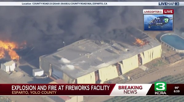 Captan en directo por televisión una enorme explosión en un almacén de fuegos artificiales en el condado de Yolo, California.