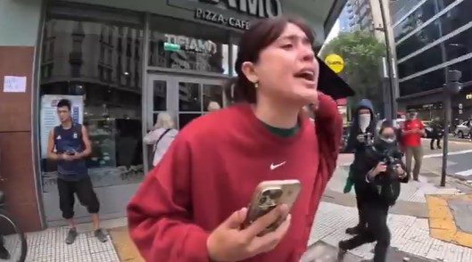 "Me estoy muriendo de hambre" dice mientras sujeta un iPhone 16 Pro Max valorado en 1400 euros con los que podría comprar 470 kilos de pollo.