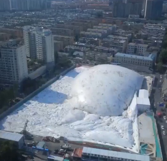 En China han construido una cúpula inflable de 50 metros de altura sobre una obra en construcción en Jinan para proteger el entorno del polvo y el ruido (20.000 m²)