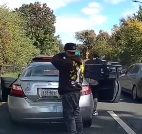 Atentos a cómo le cambia la cara a uno de ellos cuando descubre que el coche contra el que han chocado tiene una dashcam.