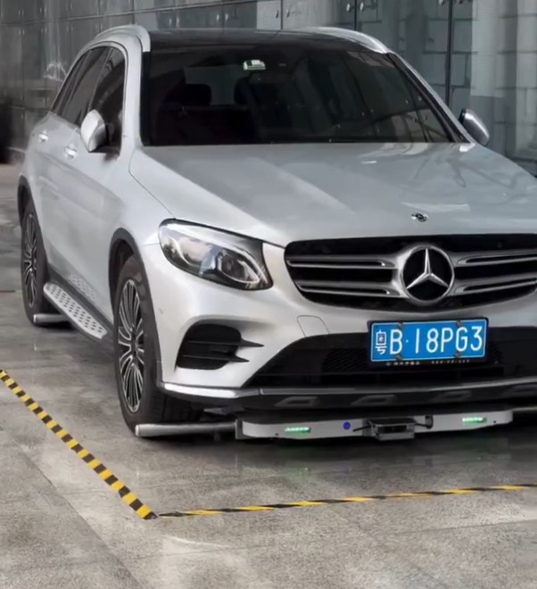 Este robot aparca tu coche solo y se mete en espacios reducidos como un profesional.