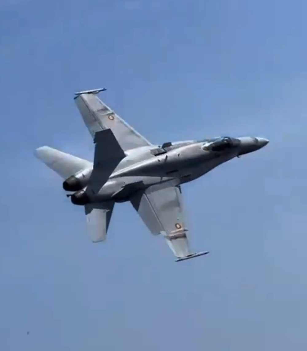La espectacular maniobra del F18 en el Festival Aéreo de Gijón para esquivar una bandada de gaviotas.