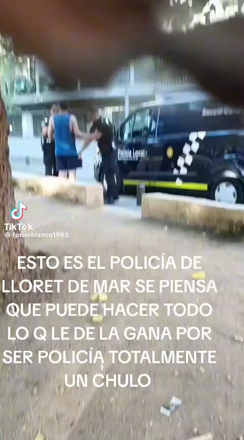 Un policía de Lloret de Mar se cree David Evil Escorpion y propina un puñеtazo a un ciudadano que aparentemente no se estaba resistiendo.