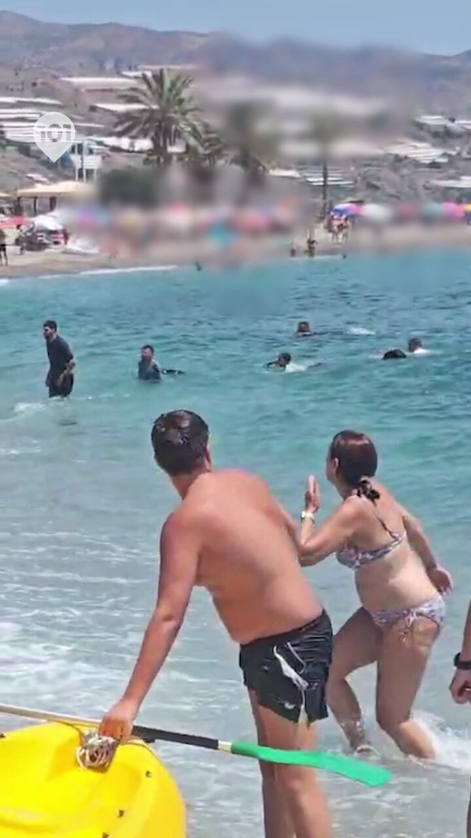 Bañistas a la carrera para detener a los inmigrantes llegados a Castell de Ferro.