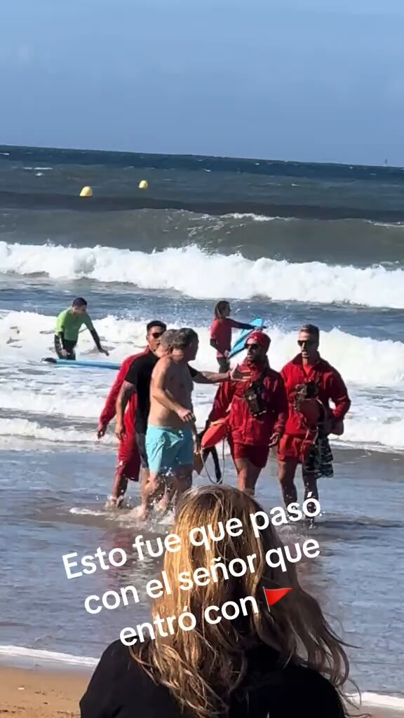 Se mete al agua en una playa de Gijón y acaba amenazando y enfrentándose a los socorristas.