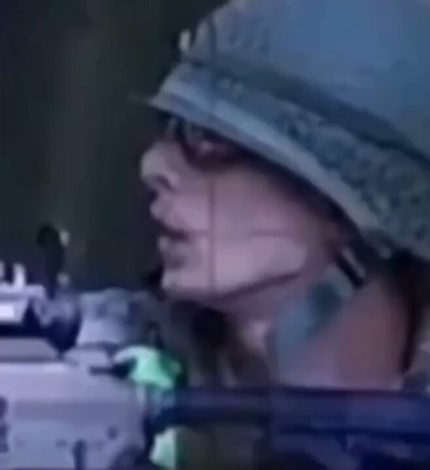 Juntando sus dos grandes pasiones: ser francotіrador y hacer piercings.