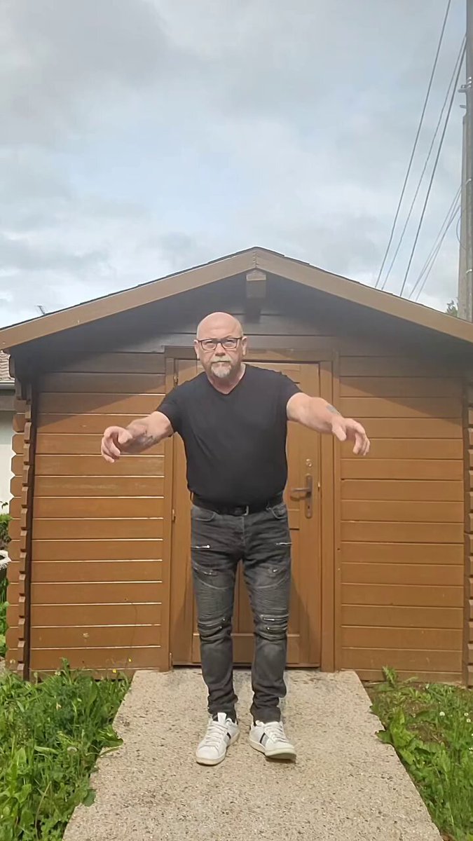 Manolo viendo le acaban de ingresar el alquiler del piso en Torremolinos y los 2500 euros de pensión.