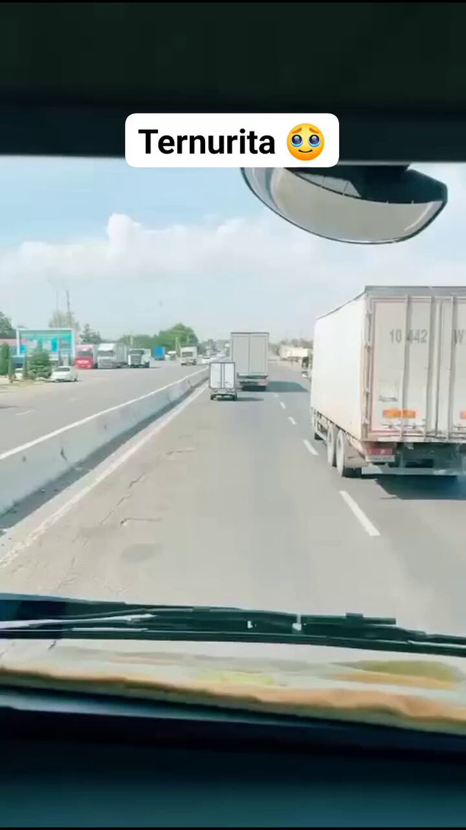 Papá camión enseñándole las rutas al peque.