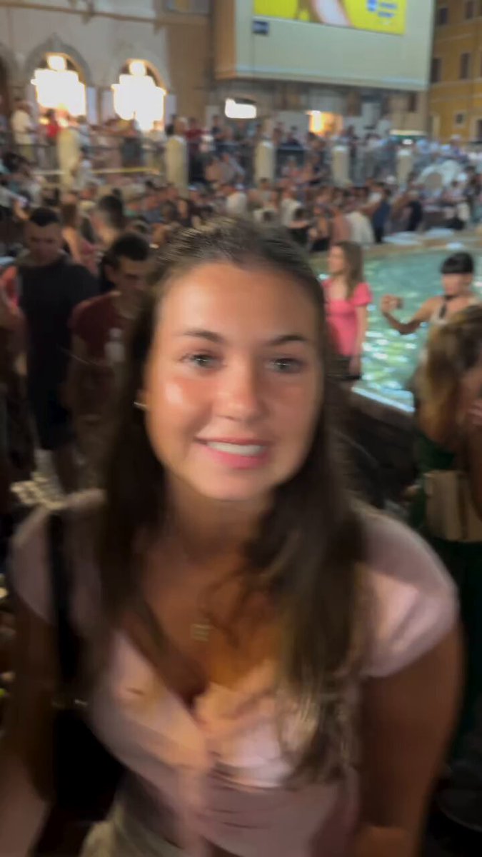 Dice que va a tirar una moneda a la fuente para pedir como deseo que todo el mundo tenga suerte, y... un hombre tiene mala suerte porque la moneda no llega a la fuente.