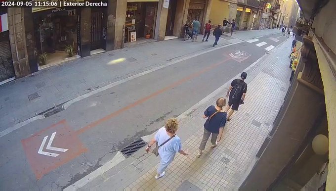 La situación socioeconómica obliga a estos dos pobres inmigrantes indefensos a robar y agredir a esta anciana de la pequeña burguesía española.