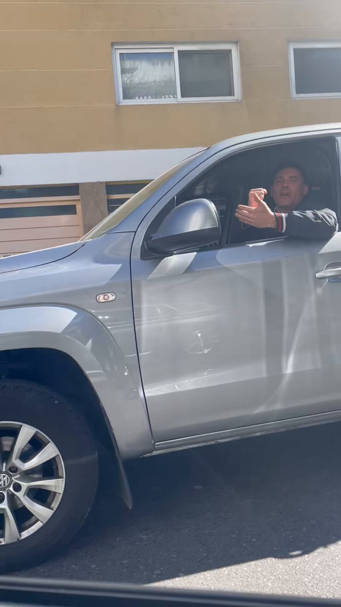 Dos hombres quieren aparcar en el mismo sitio y lo arreglan jugando a piedra, papel o tijera