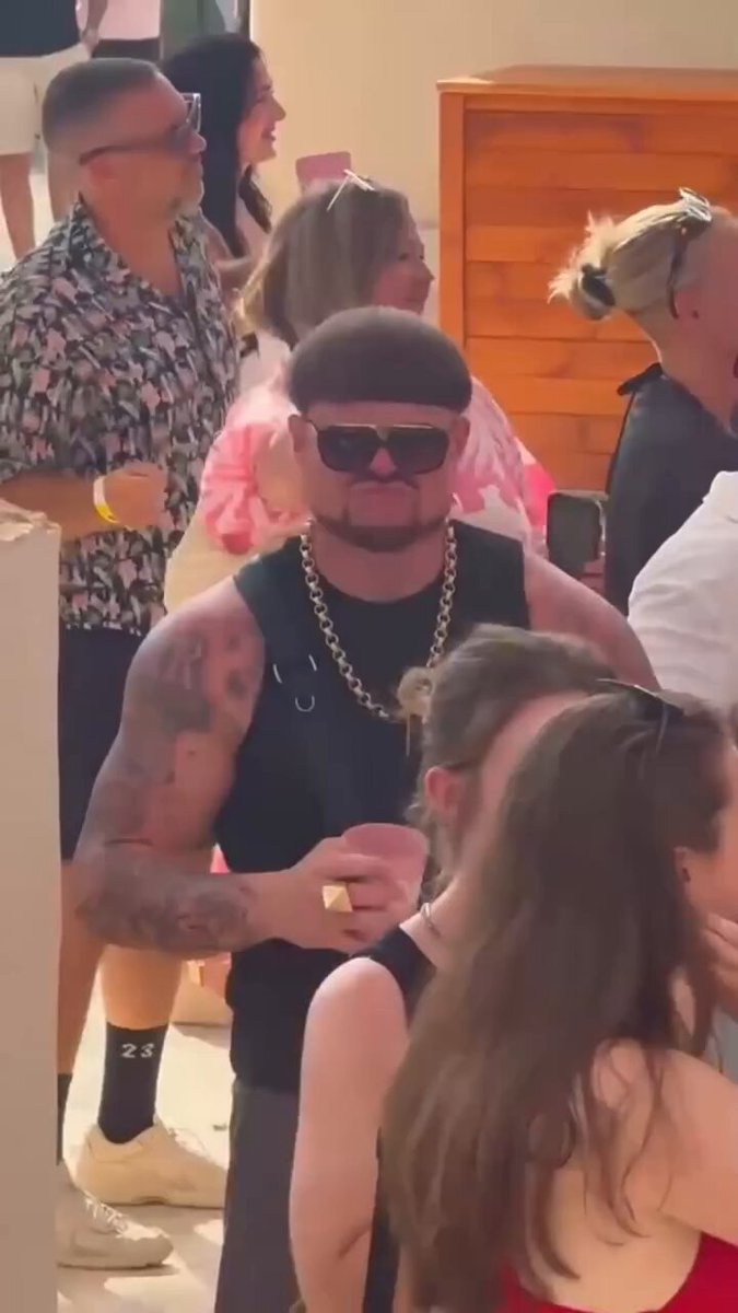 Estas en un tardeo de una discoteca de Ibiza a tu rollo, te sacan en el instagram de la discoteca y en horas te han visto 12 millones de personas y te bautizan como “Ibiza Final Boss”.