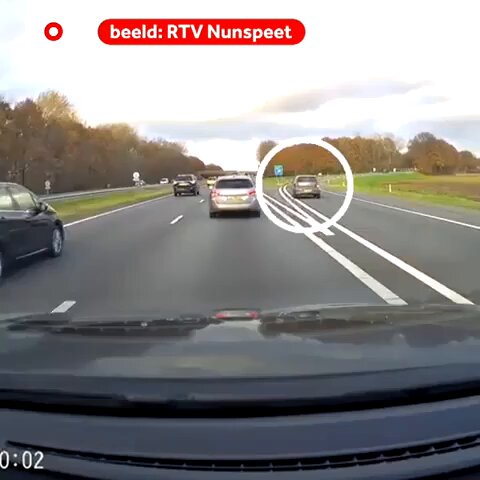 Arriesga su propio coche para salvar a un conductor que había perdido el conocimiento.