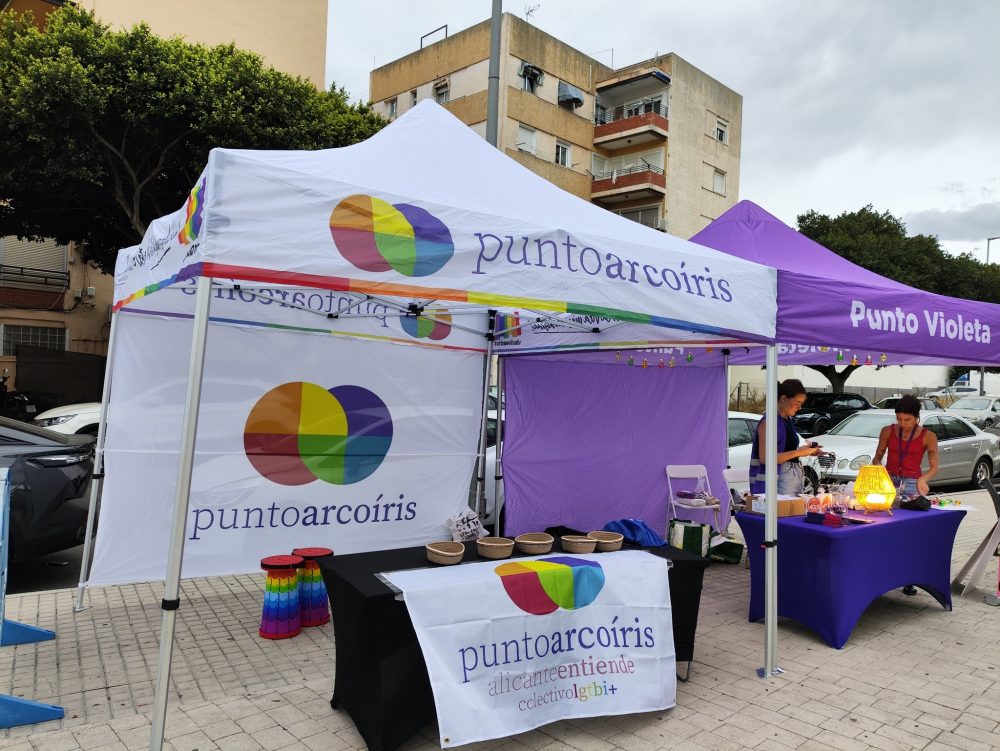 Uno de los carteles de las fiestas de Villajoyosa (PP): Un moro y un cristiano se dan un morreo.
