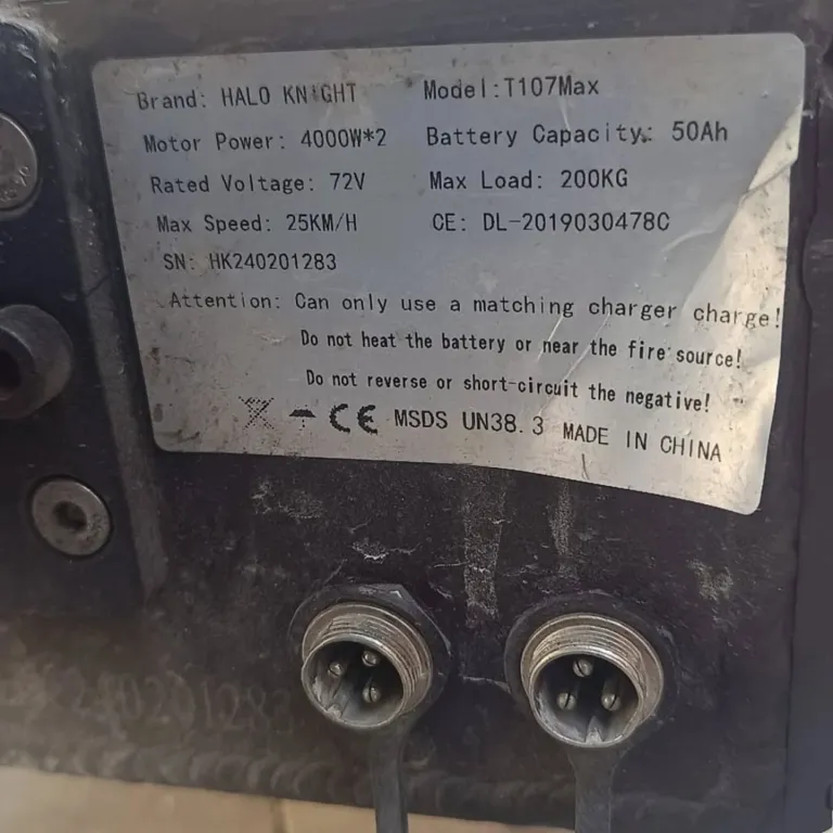 Pillan a un notas a 135km/h en patinete.