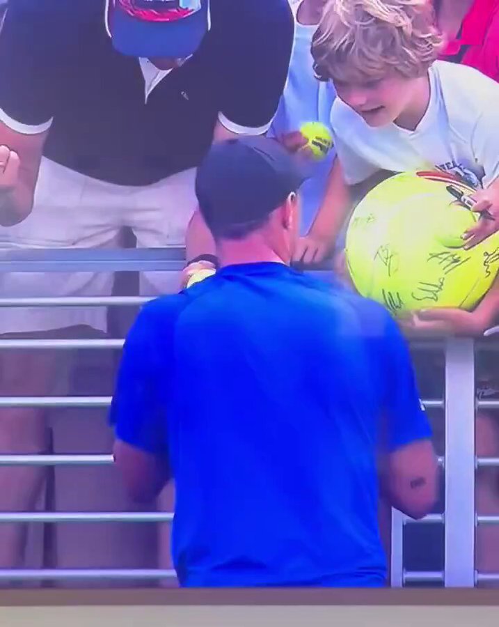 El millonario ejecutivo polaco que arrebató un gorro destinado a un niño en directo por televisión en el US Open se pronuncia al respecto.