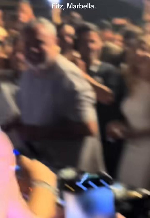 El público de Juan Magán vuelve a cantar "PDRO SNCHZ HDP" en Marbella.