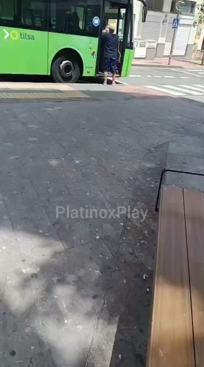 Un pasajero se enfrenta al conductor de un autobús en Candelaria (Tenerife)
