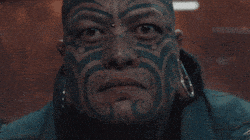 Juntando sus dos grandes pasiones: ser francotіrador y hacer piercings.