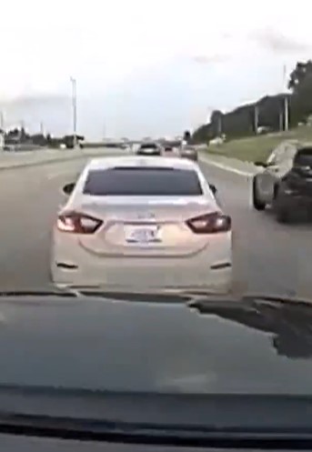 La policía estatal de Michigan ha publicado una grabación que muestra cómo su sistema para atrapar coches es tan efectivo que es capaz de arrancar el eje de un vehículo.