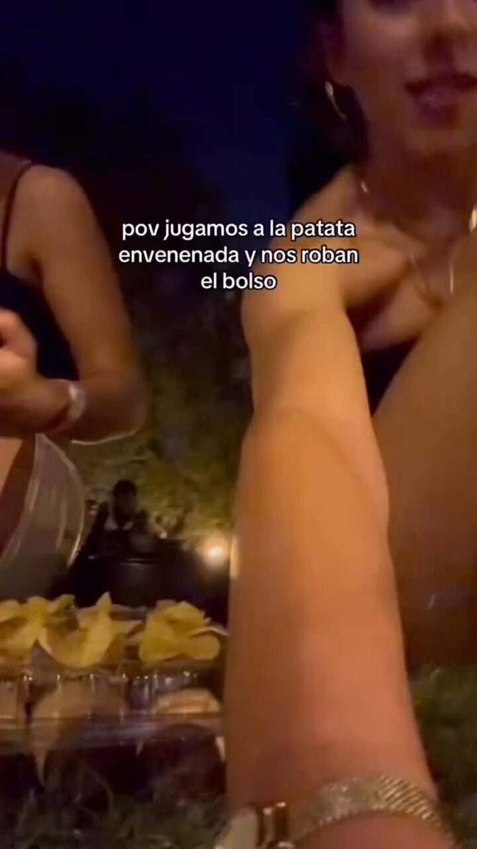 Se graban haciendo un reto viral y les roban el bolso.